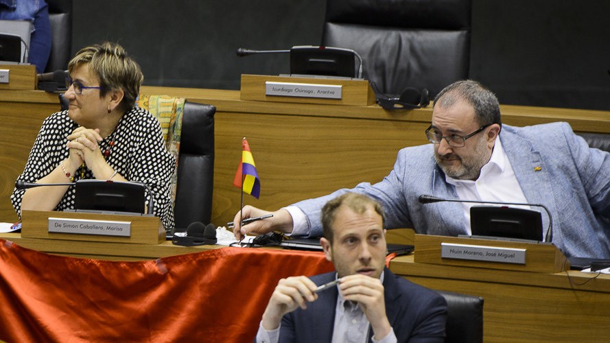 Parlamentuan Errepublikako bandera jartzeko akordioa, baliogabetuta