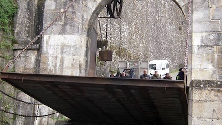 Errege Magoak Iruñean sartzeko darabilten zubi altxagarriaren proba ongi atera da