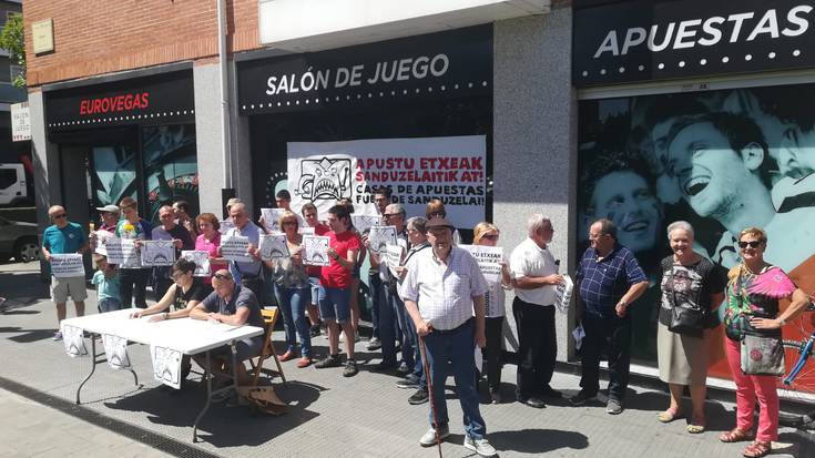 Nafarroako Gobernuak sei hilabetez eten du apustu etxeen baimenen emakida