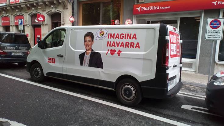 Mugitu! taldeak pegatinak jarri dizkie AHTa babesten dutenen irudietan