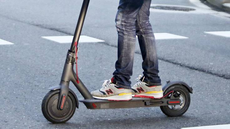1.000 euroko isuna Iruñean patinete elektriko baten erabiltzaileari