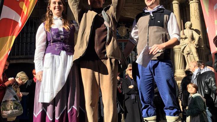 Iruñean Kantuzi eman diote Gora Iruñea saria