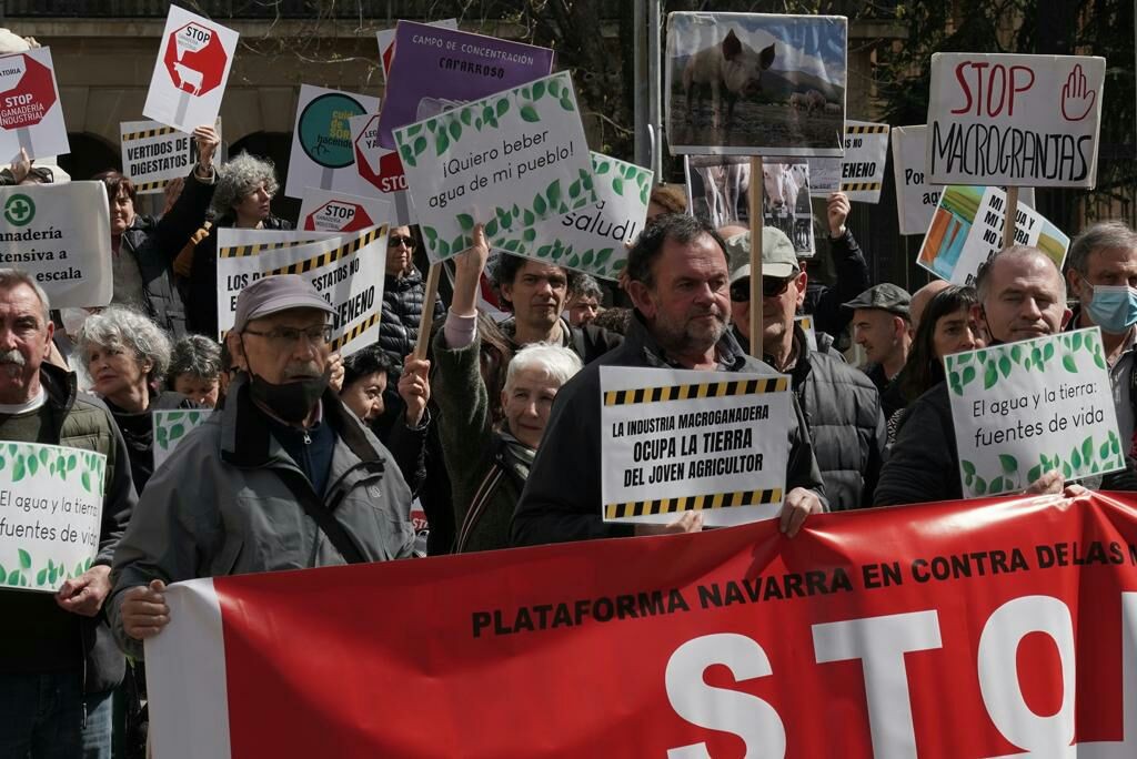 Irregulartasunak salatzen dituztenak beldurtu eta isilarazi nahi izatea leporatu diote Caparrosoko makroetxaldeari
