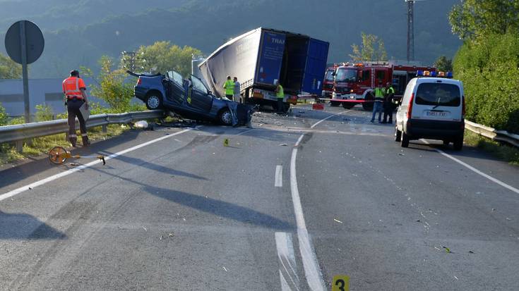Kamioiak mugatu ala bidesariak ezarri? N 121 errepideari buruzko eztabaida parlamentuan