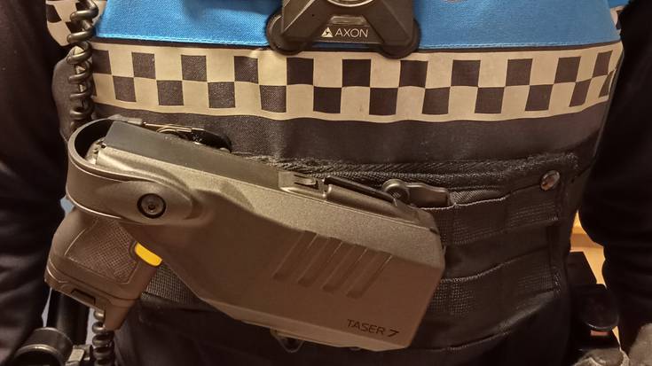 Taser pistolak erabiliko ditu gaurtik Iruñeko Udaltzaingoak