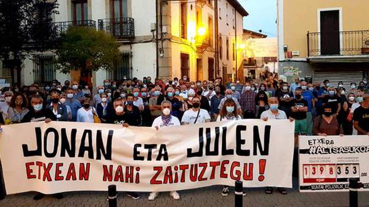 Julen Goikoetxea eta Jon Ander Cob Altsasuko gazteei hirugarren gradua eman diete