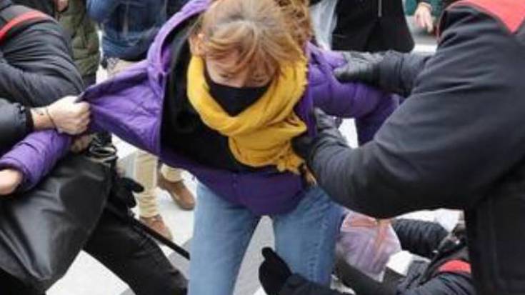 Ainhoa Larunbe: "Nirekin nahi dutena egin dezakete"