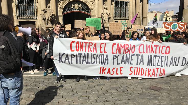 Aldaketa klimatikoarekin kezkatuta kalera irten dira ikasleak Iruñean