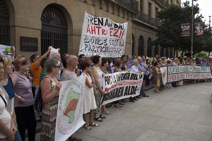 'Trenaren alde, AHTrik ez' goiburuarekin, protesta