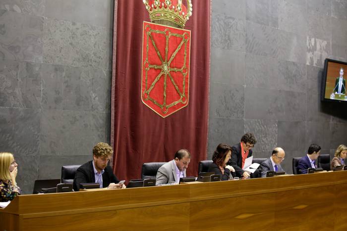 Nafarroako estatus politikoa eta juridikoa aldatu nahi duten ekimenak arbuiatzeari uko egin dio parlamentuak