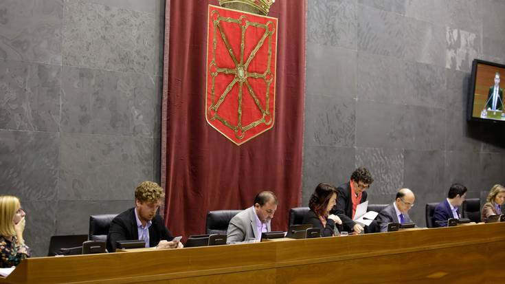 Nafarroako estatus politikoa eta juridikoa aldatu nahi duten ekimenak arbuiatzeari uko egin dio parlamentuak