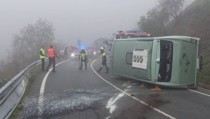 Mikrobus bat bidetik atera eta irauli da Artazun, eta hiru haur zauritu dira