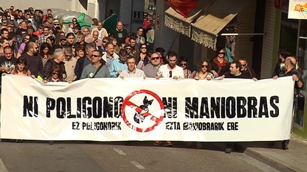 Bardean maniobra militarrak egiten ari dira, su errealarekin