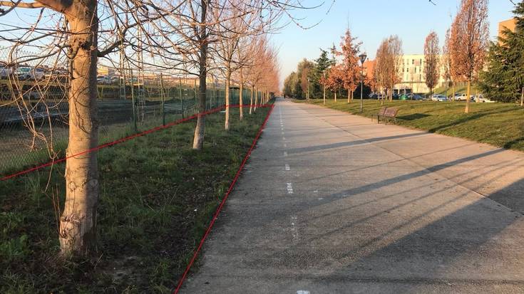 Orratzez betetako haragi puskak azaltzen ari dira belardietan