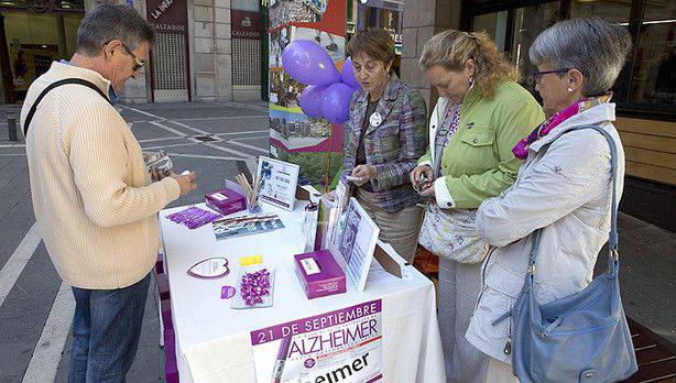 Alzheimerra daukan gaixo bakoitzeko 32.000 euro gastatu behar dituzte familiek