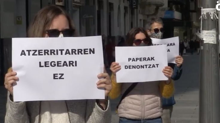 Atzerritarren bulegoetako itxaron zerrenden aurka protesta egin dute asteburuan
