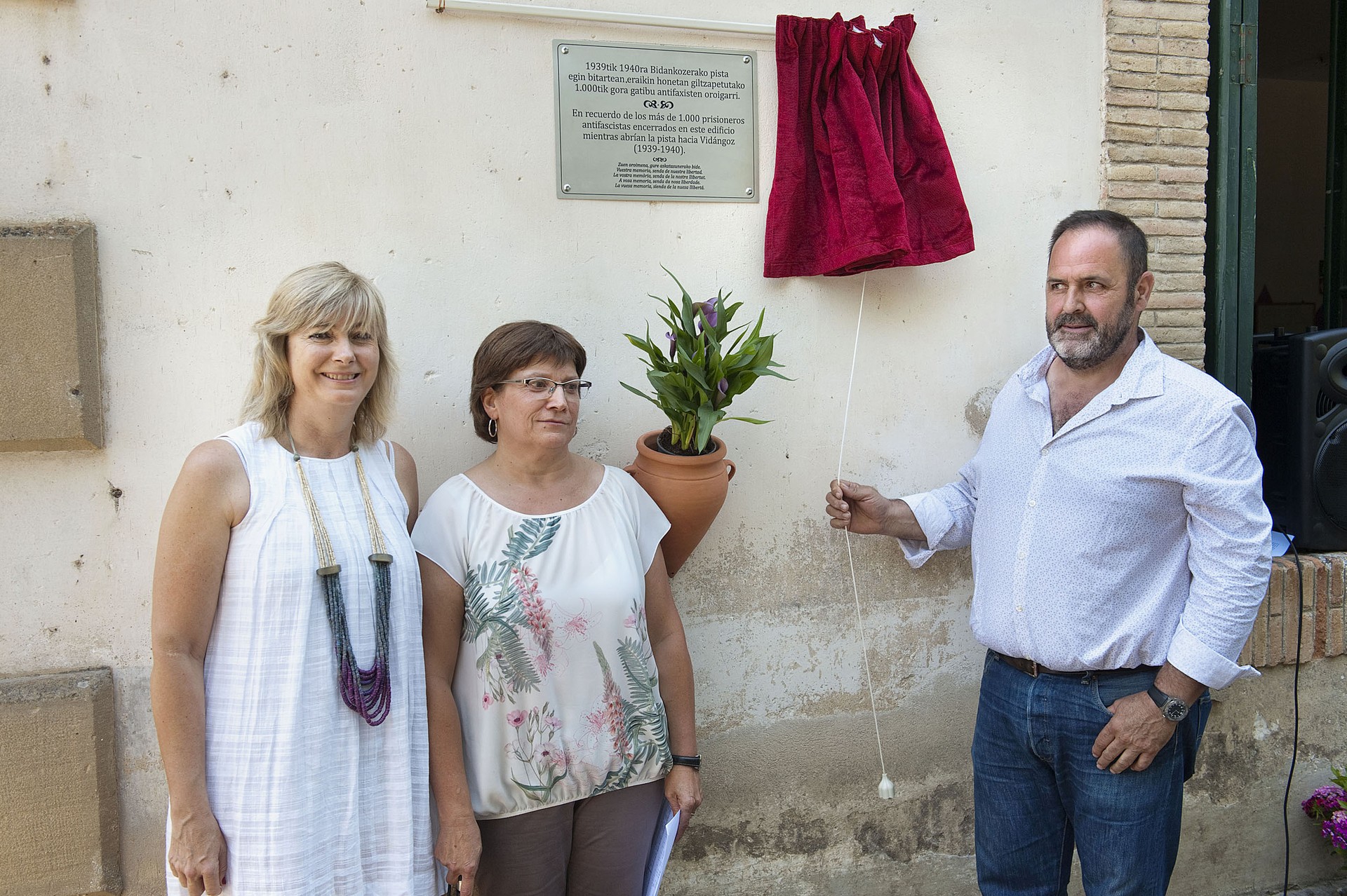 Frankismoan esklabu izan zirenak oroitzeko plaka, Erronkariko ikastetxean