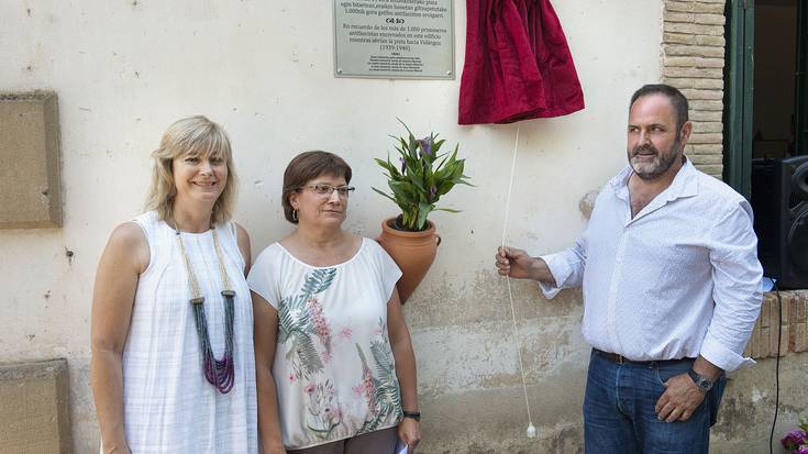 Frankismoan esklabu izan zirenak oroitzeko plaka, Erronkariko ikastetxean