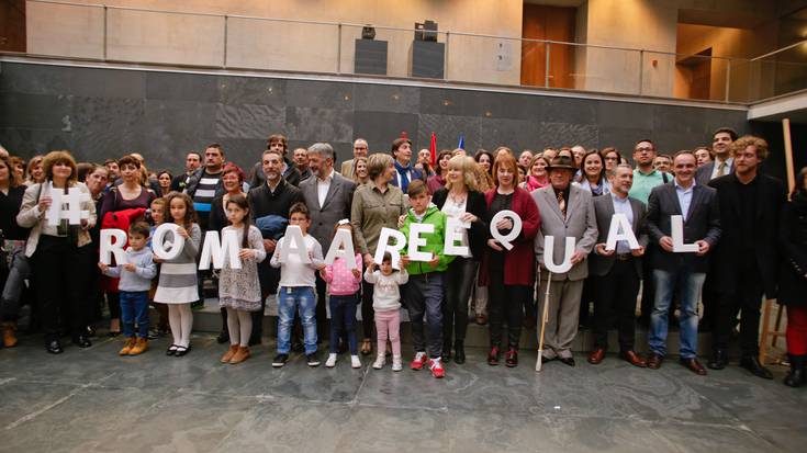 Ijito komunitateari harrera egin dio parlamentuak