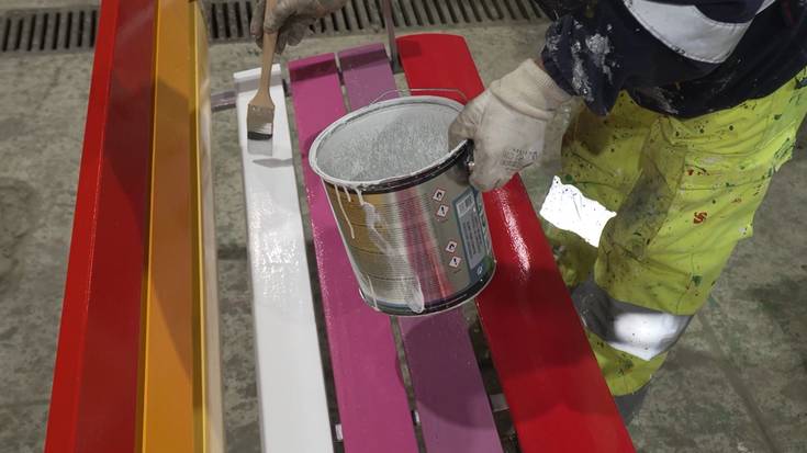 LGTBI kolektiboen koloreekin margotzen ari dira Iruñean 25 banku