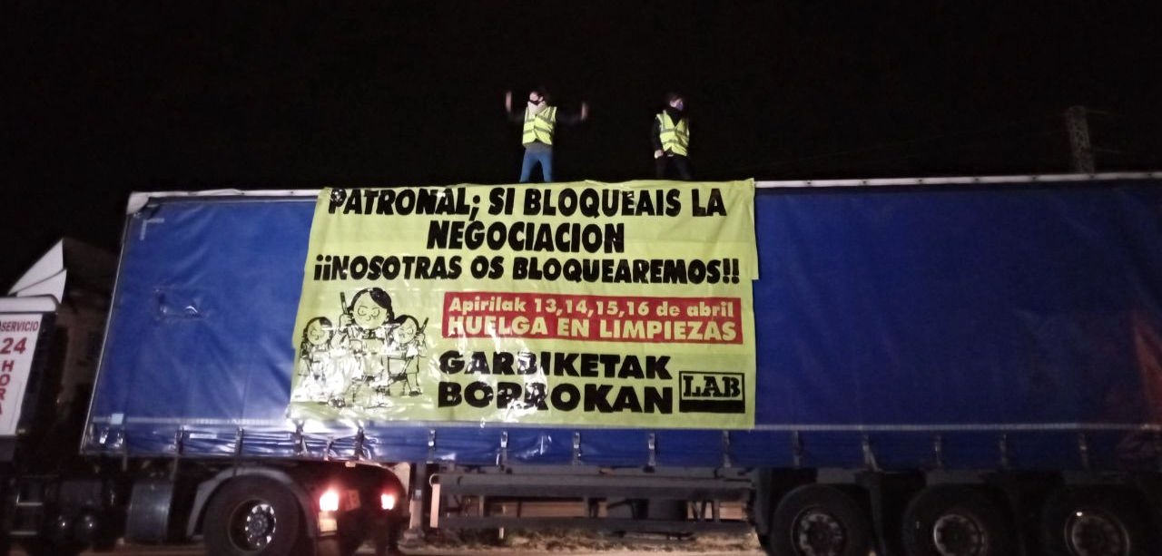 Garbiketetako bi langile ISNko kamioi batera igo dira, sektoreko hitzarmenaren "blokeoa" salatzeko