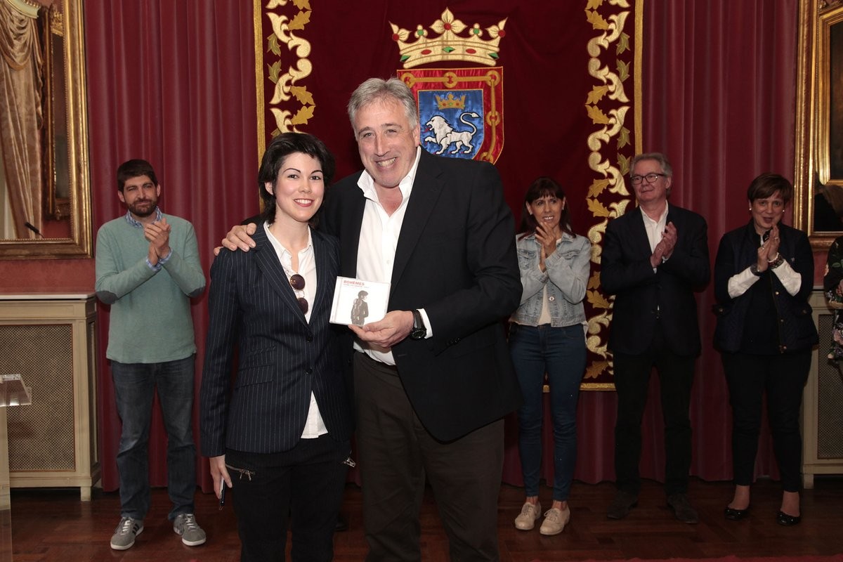 Isabel Villanueva biola-jotzaile iruindarrari harrera egin dio Iruñeko Udalak