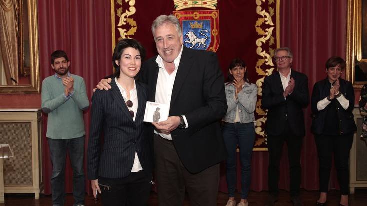 Isabel Villanueva biola-jotzaile iruindarrari harrera egin dio Iruñeko Udalak