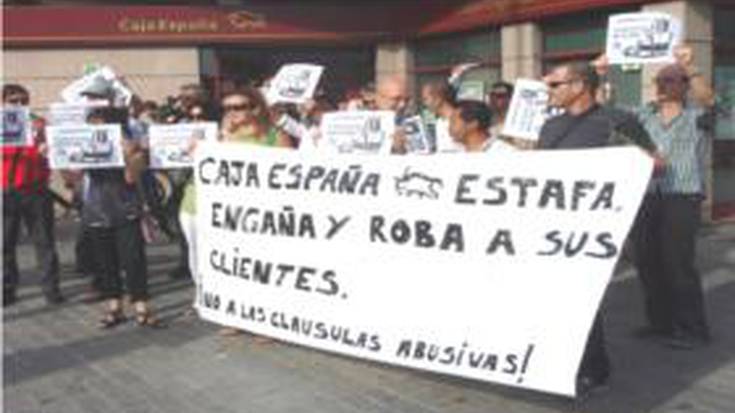 Hipoteken zoru klausulekin herritarrak kondenatzen dituztela salatu dute