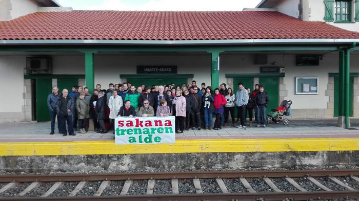 Tren sozialaren aldeko apustua egin dute Sakanako herritarrek parlamentuan