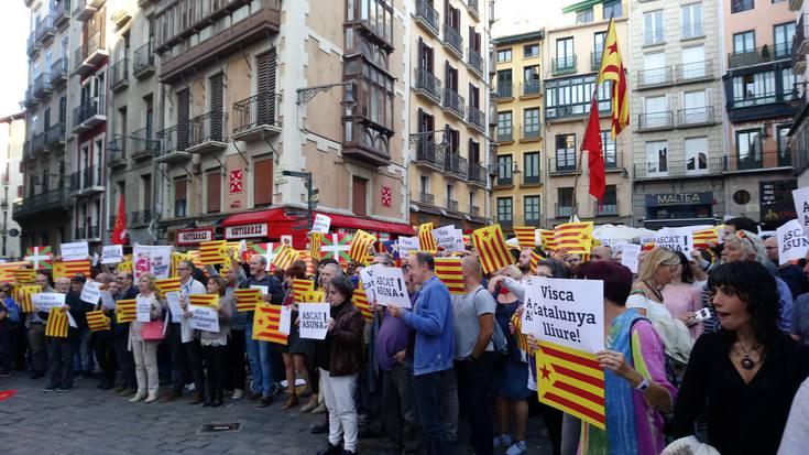 Iruñea, Kataluniarekin bat