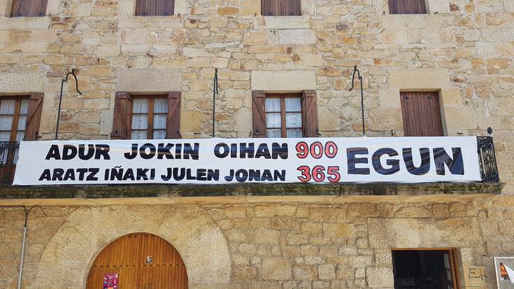 Adur, Jokin eta Oihanek 900 egun preso; Iñaki, Aratz, Jonan eta Julenek urtebete