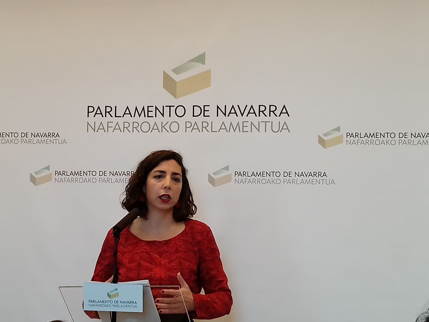 Ahal Duguko zuzendaritzaren kontrako bide legalak hartuko dituela iragarri du Laura Perez parlamentariak