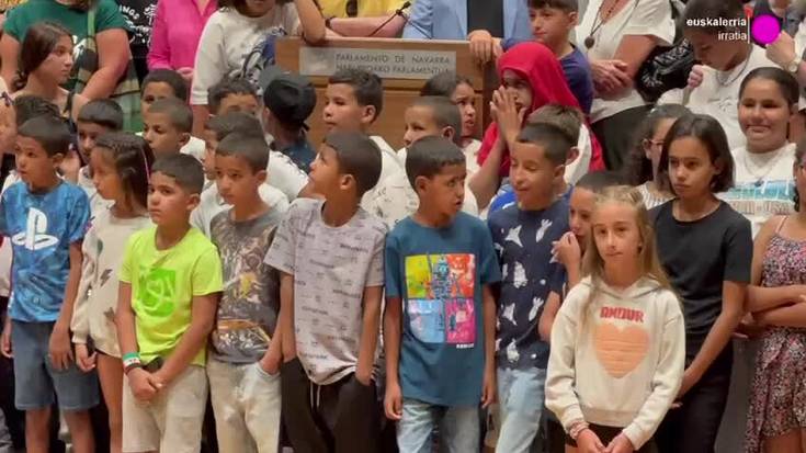 Harrera familiatan dauden haur sahararrei ongi etorria egin diete parlamentuan