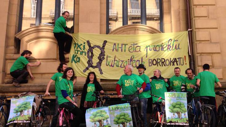 AHTaren eta "proiektu txikitzaileen" kontrako bizikleta martxa eginen dute