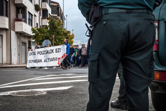 Bel Pozueta (Altsasuko gurasoa): "Gero eta haserre eta tristeago gaude, baina lanean jarraitzeko gogotsu"