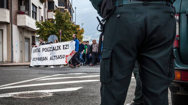 Bel Pozueta (Altsasuko gurasoa): "Gero eta haserre eta tristeago gaude, baina lanean jarraitzeko gogotsu"
