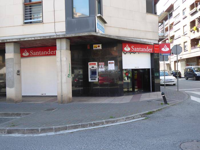 Altsasun, Santander Bankuaren bulegoa lapurtu dute