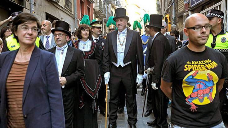 Iruñeko alkate eta zinegotziak zenbait ekitalditara galaz jantzita joatea aztertuko dute