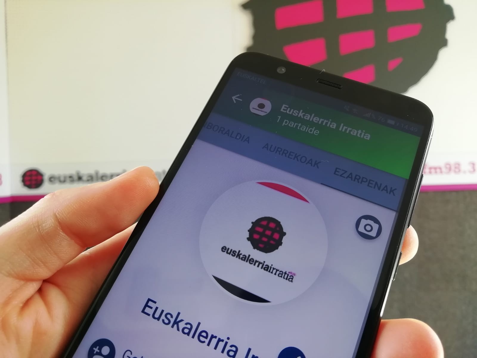 Parte hartu Egunean Behin jokoko Euskalerria Irratiaren taldean