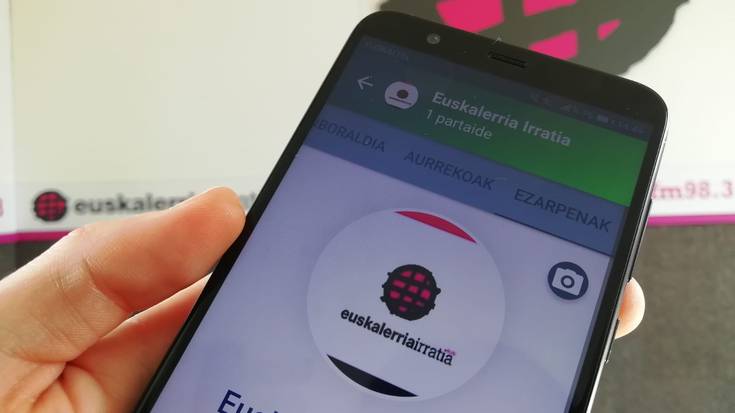 Parte hartu Egunean Behin jokoko Euskalerria Irratiaren taldean