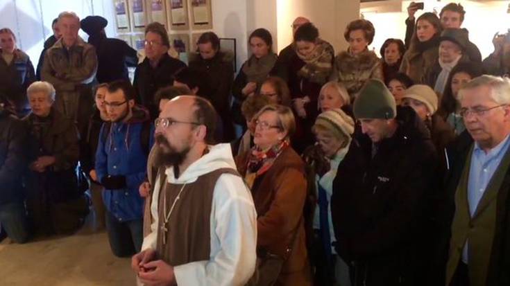 Arrosarioa, Azkonaren erakusketaren aurka