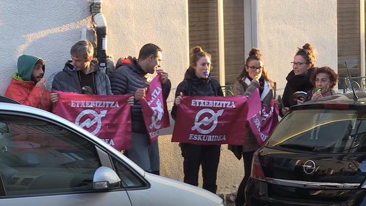 Txantreako Uharte kaleko etxe okupatu bat hustu dute udaltzainek eta foruzainek