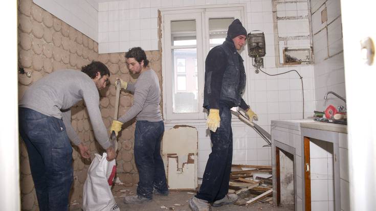 Egoera larrian daudenentzako etxeak egokitu dituzte 30 urtetik beherako gazteek