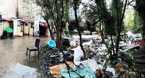 Txabolen kokalekua garbitzen ari dira baina etxolak ez dituzte hutsaraziko