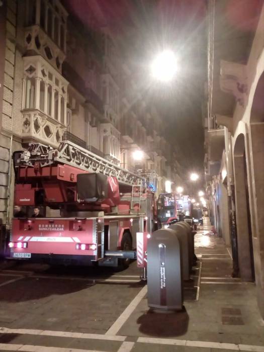 Kale Nagusiko etxebizitzari su eman zion gizona kartzelaratzeko agindua eman du epaileak