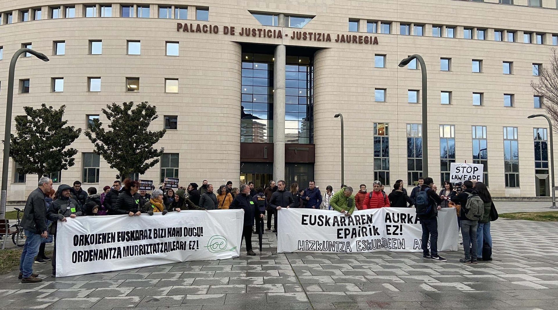 Epaileen euskarafobia, haien aurrean arbuiatuta