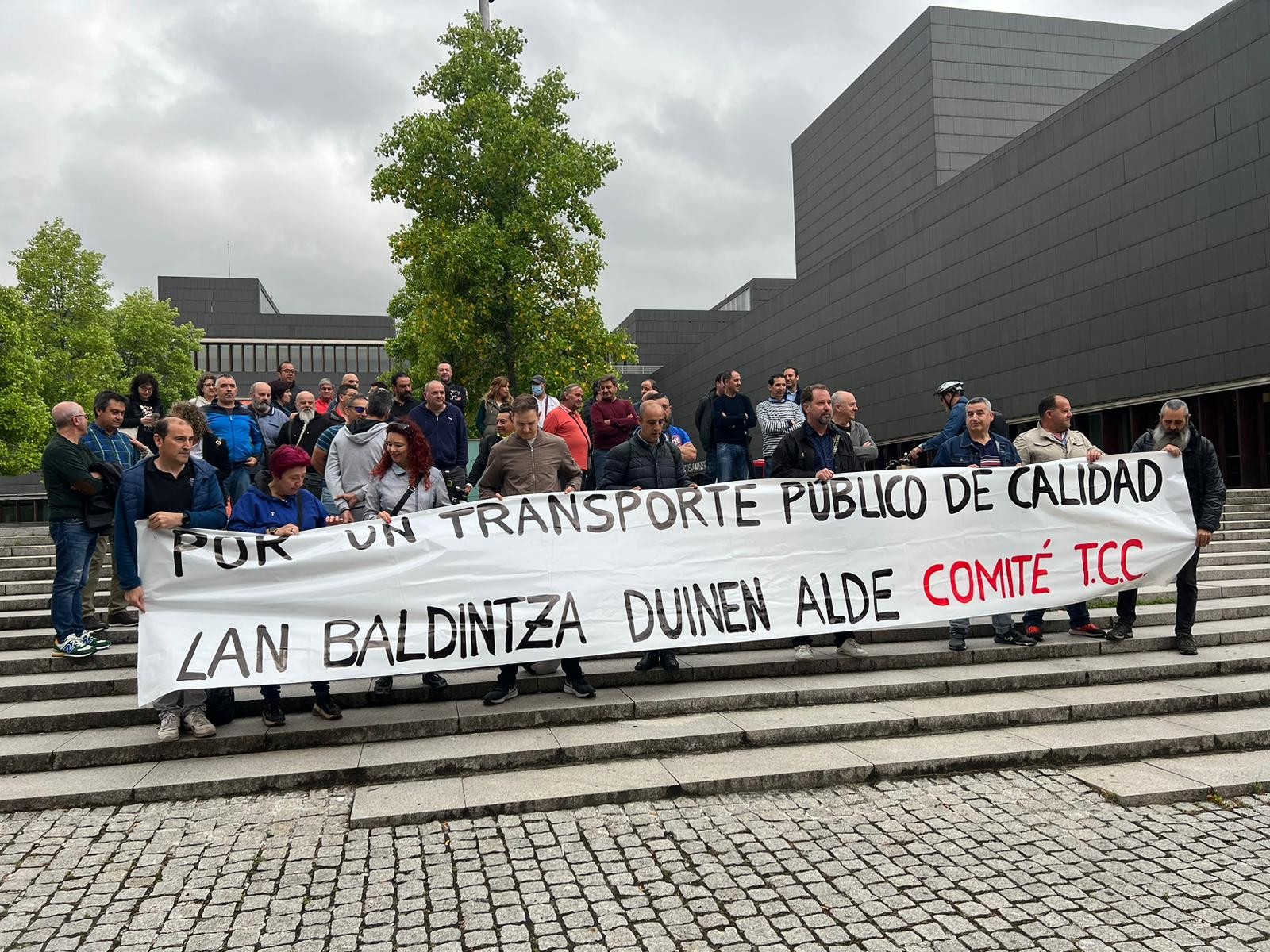 Garraio publikoko gidariek ezarritako itxaron denborak eguneratu daitezen eskatu dute