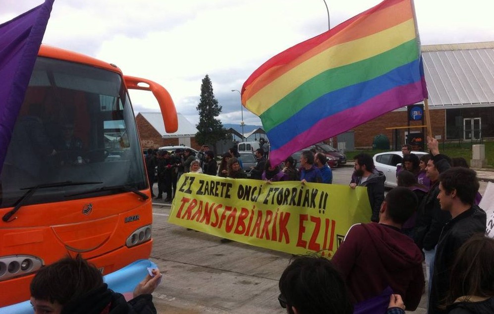 Bus transfoboaren aurka protesta egiteagatik isunak jaso dituzte hainbat herritarrek