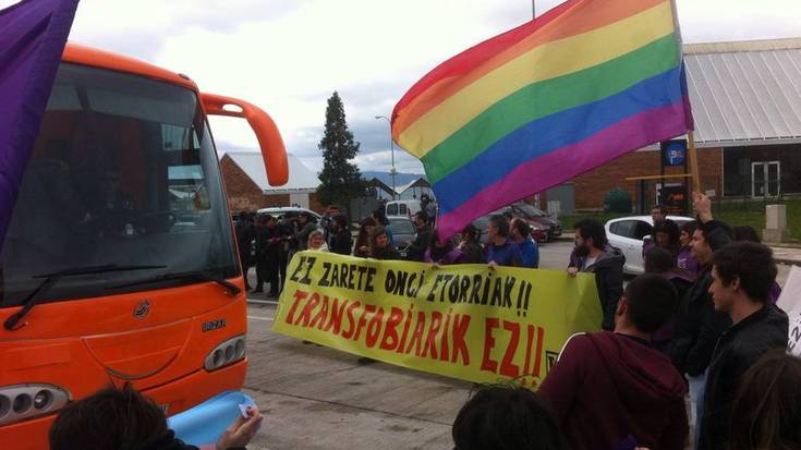 Bus transfoboaren aurka protesta egiteagatik isunak jaso dituzte hainbat herritarrek