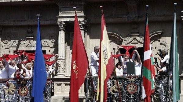 Txupinazoan ikurrina jartzea “lege-iruzurra” dela dio epaileak